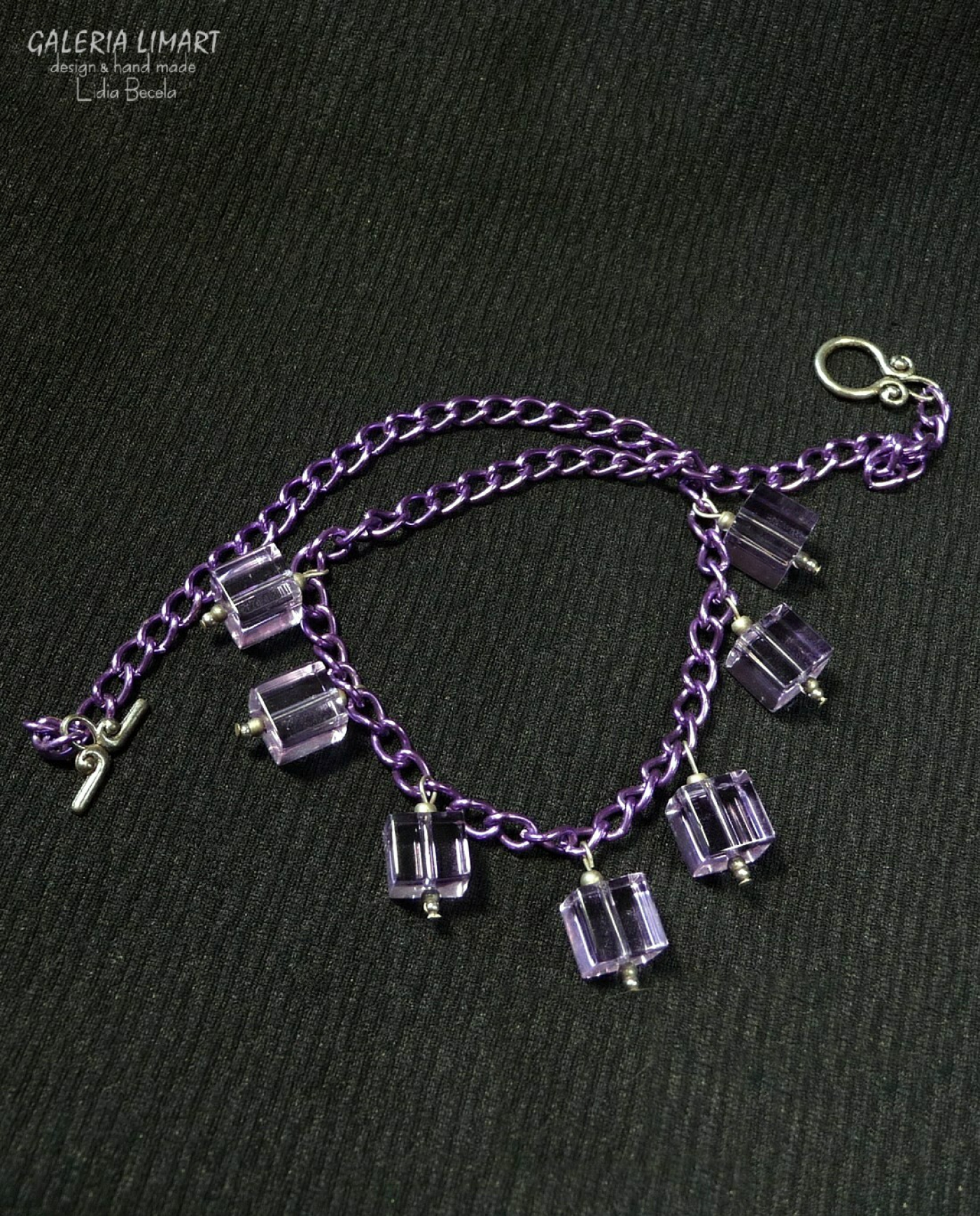 Prosty naszyjnik z 7 fioletowych kryształowych sześcianów zawieszonych na fioletowym łańcuchu, miły i efektowny naszyjnik w stylu BOHO